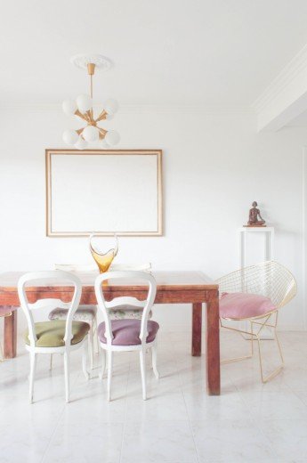 Cambios en nuestro comedor: las preciosas sillas estilo Bertoia en dorado