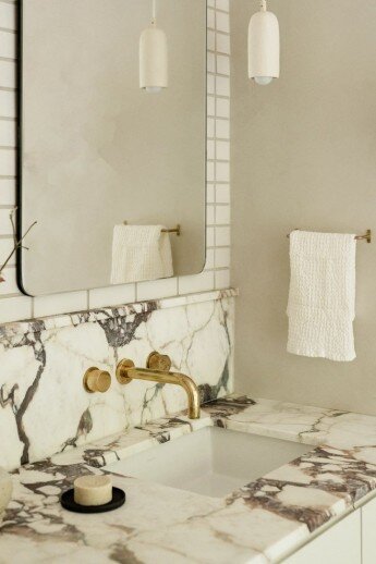 Tendencias baños: combinar piedra y azulejo