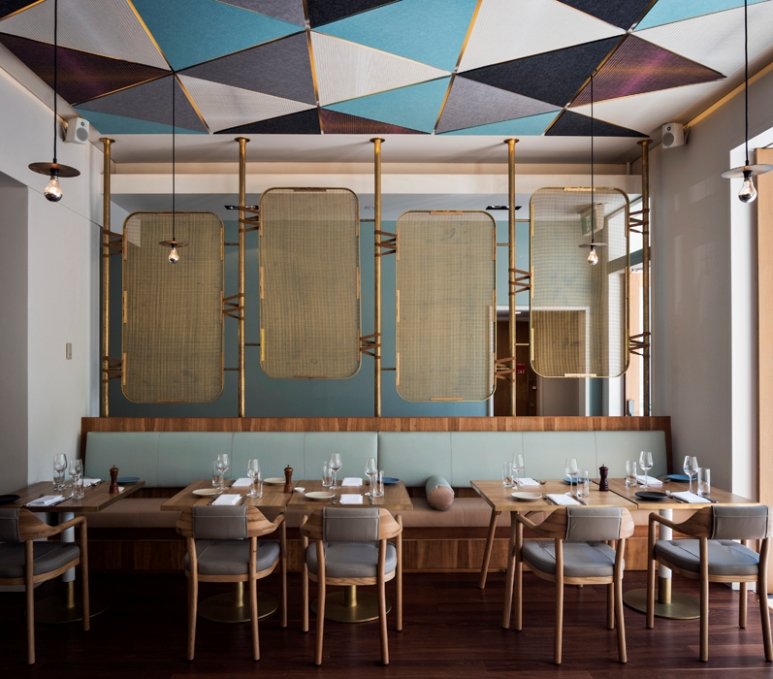 Un elegante bar restaurante de un hotel en Australia