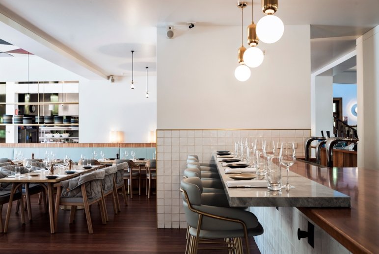 Un elegante bar restaurante de un hotel en Australia