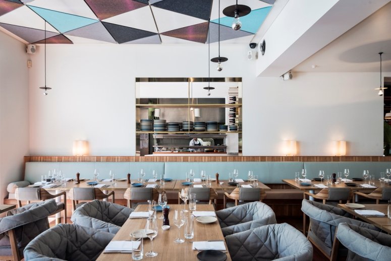 Un elegante bar restaurante de un hotel en Australia