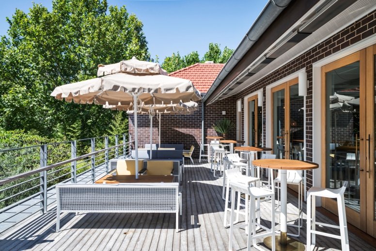 Un elegante bar restaurante de un hotel en Australia