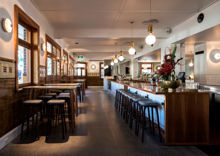 Un elegante bar restaurante de un hotel en Australia