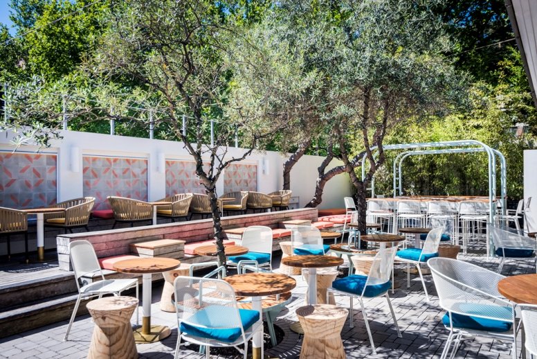 Un elegante bar restaurante de un hotel en Australia