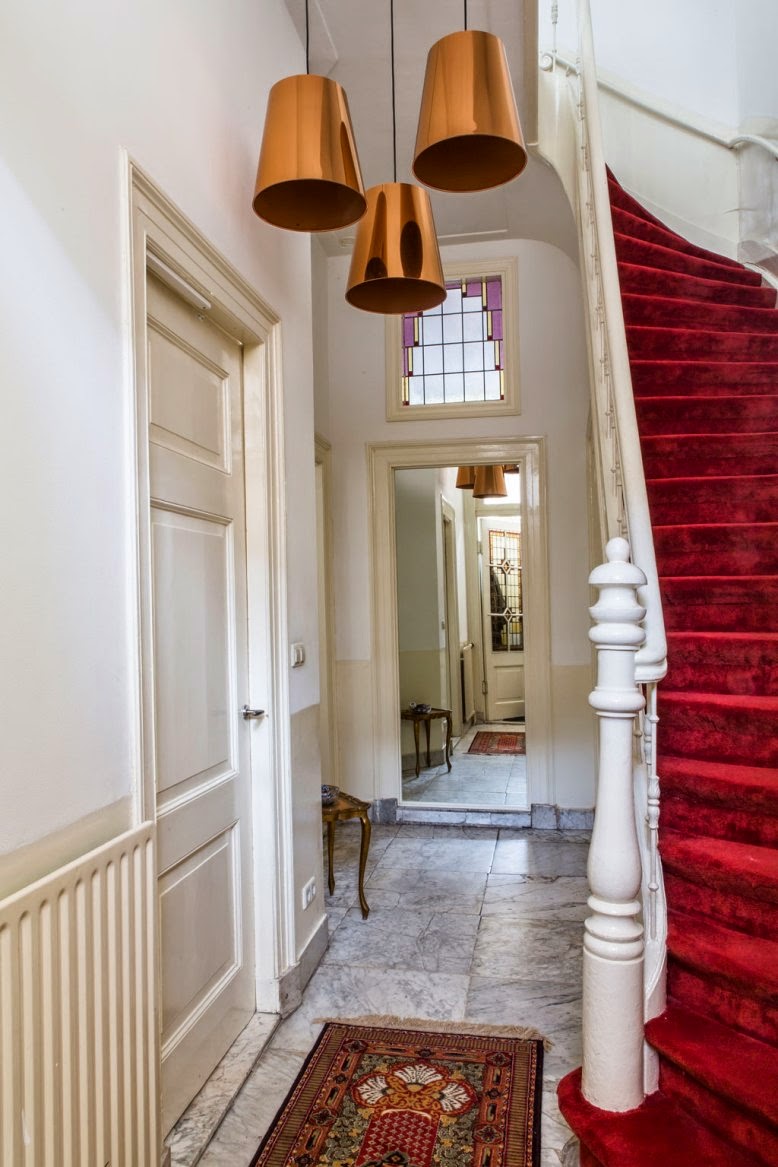 Una casa cálida y elegante en un antiguo gimnasio