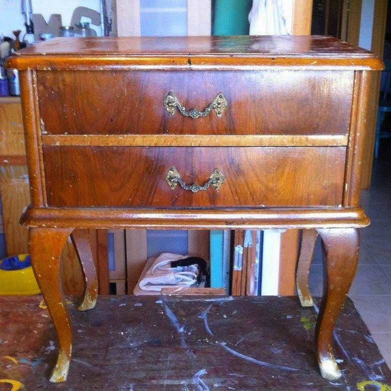 Una mesita de noche que brilla con luz propia...