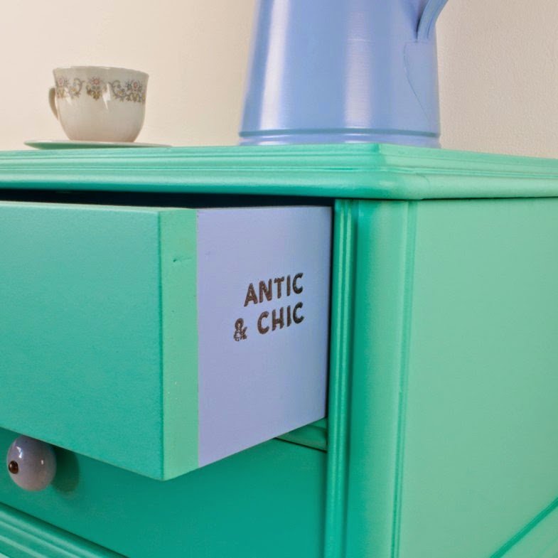 Una mesita de noche que brilla con luz propia...