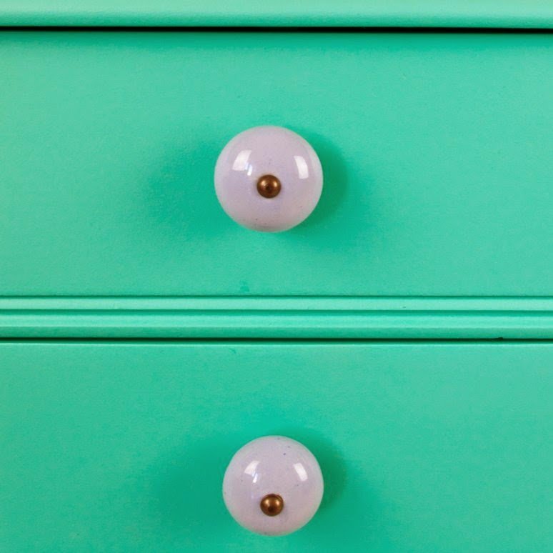 Una mesita de noche que brilla con luz propia...