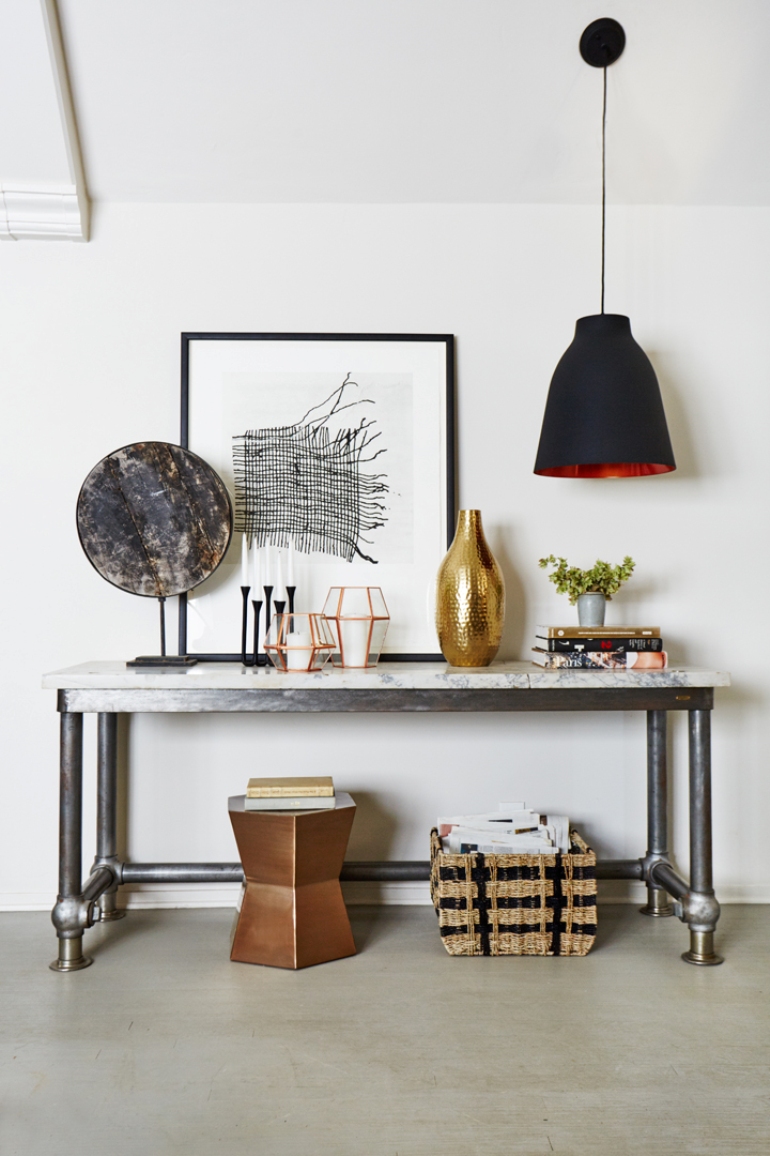 Cómo conseguir que una habitación con muebles oscuros sea más cálida