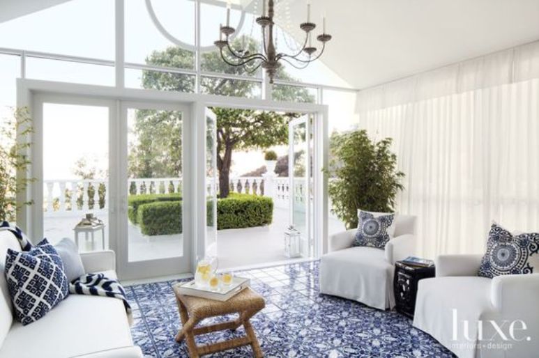 Una casa de estilo Hollywood regency y toques parisinos