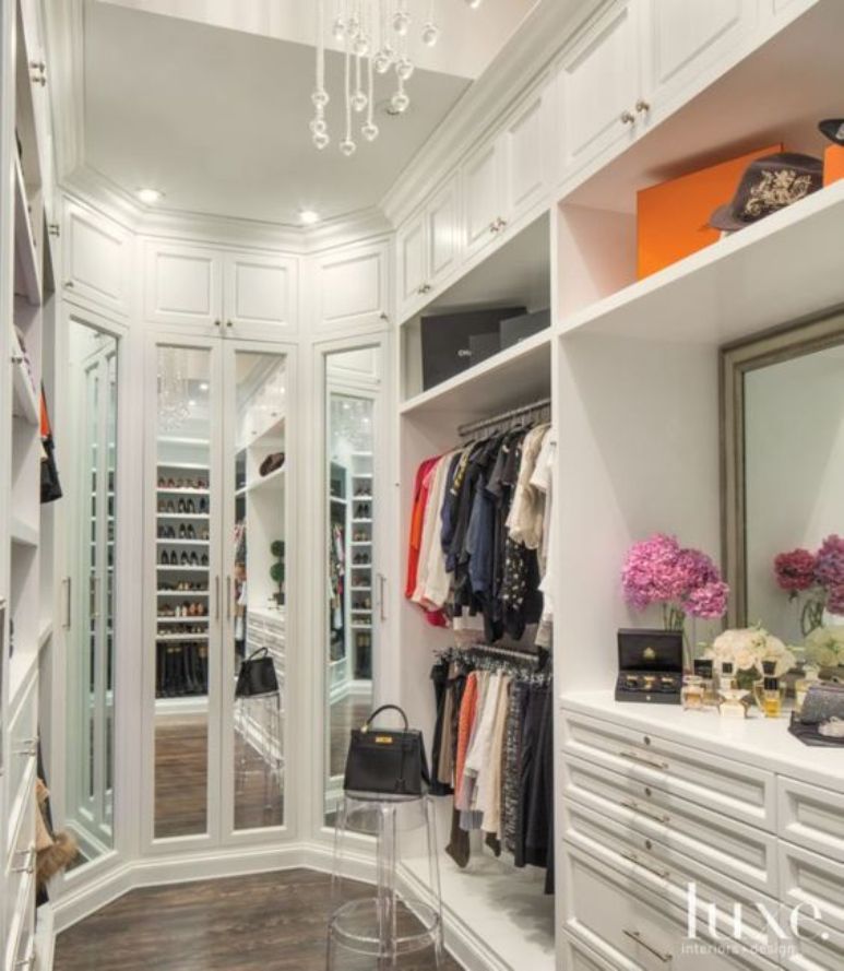 Una casa de estilo Hollywood regency y toques parisinos