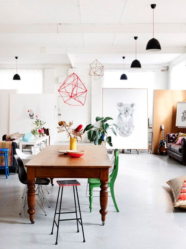 Cómo decorar un comedor con una mesa de madera contundente