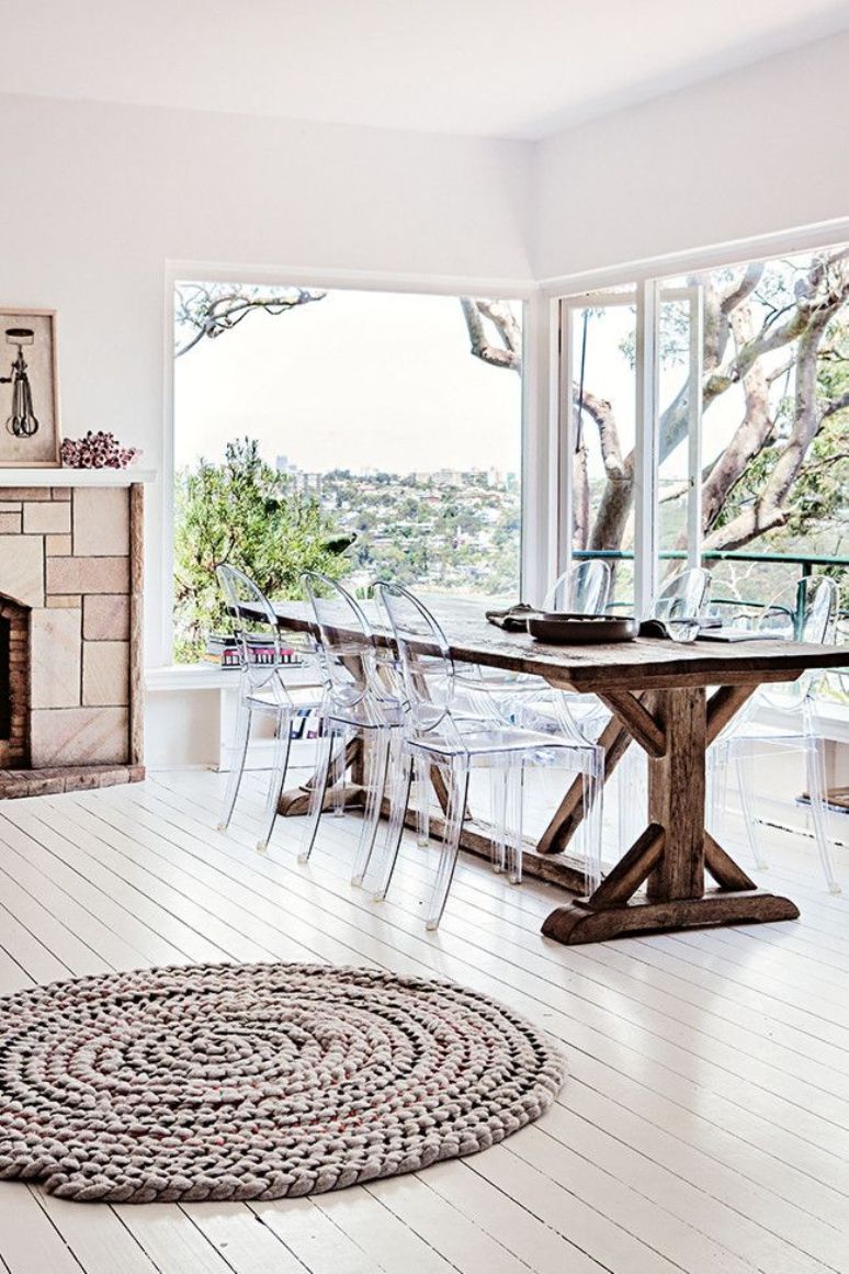 Cómo decorar un comedor con una mesa de madera contundente