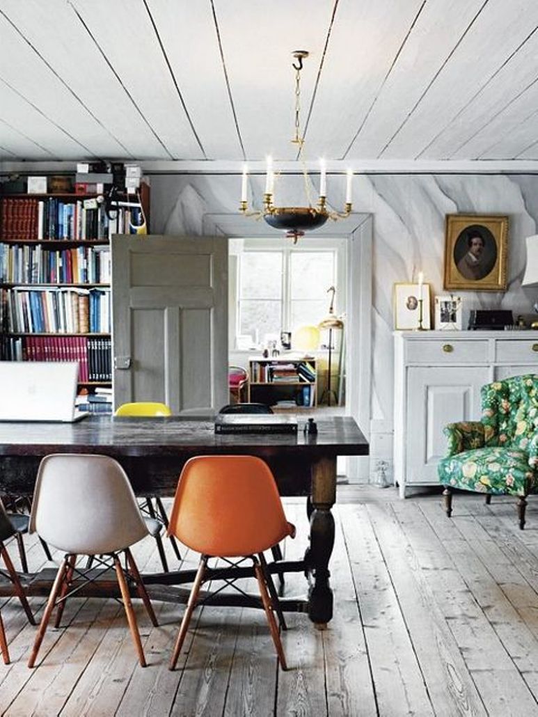 Cómo decorar un comedor con una mesa de madera contundente