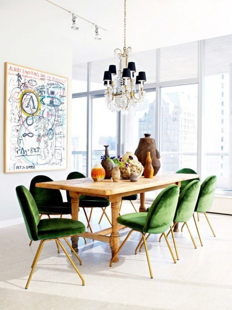 Cómo decorar un comedor con una mesa de madera contundente
