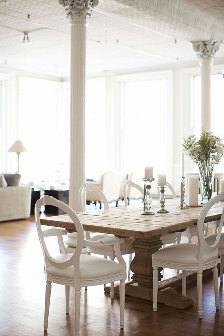 Cómo decorar un comedor con una mesa de madera contundente