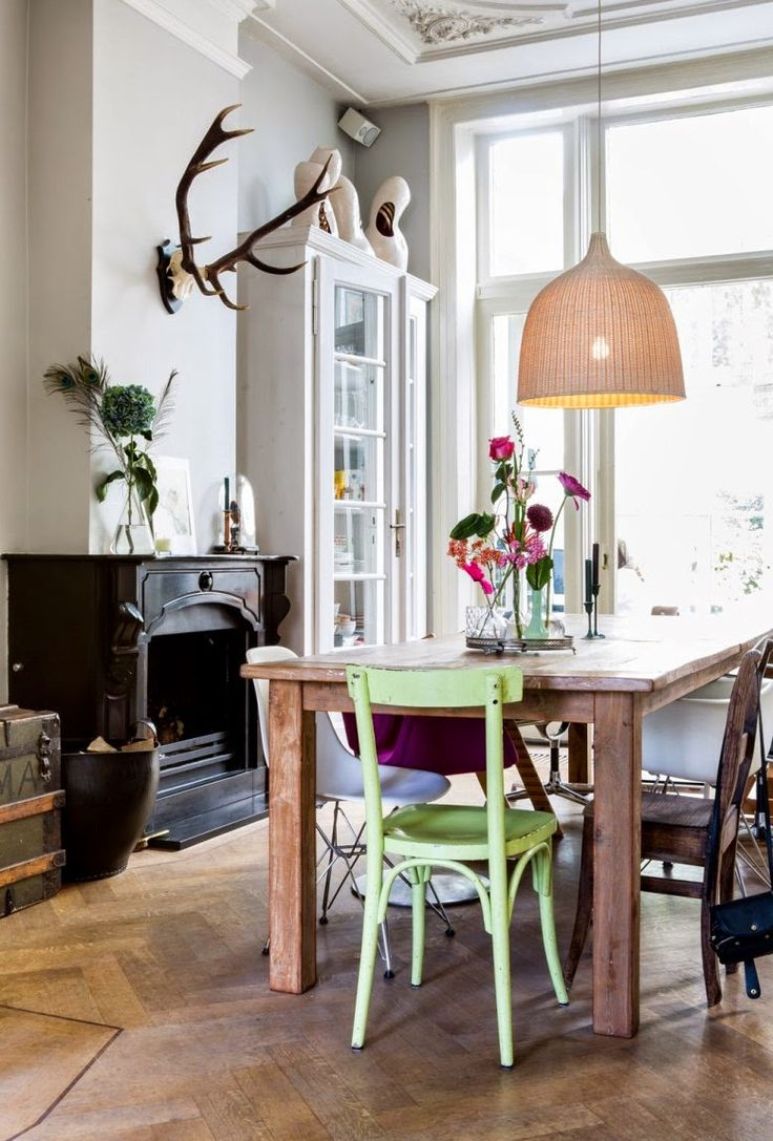 Cómo decorar un comedor con una mesa de madera contundente