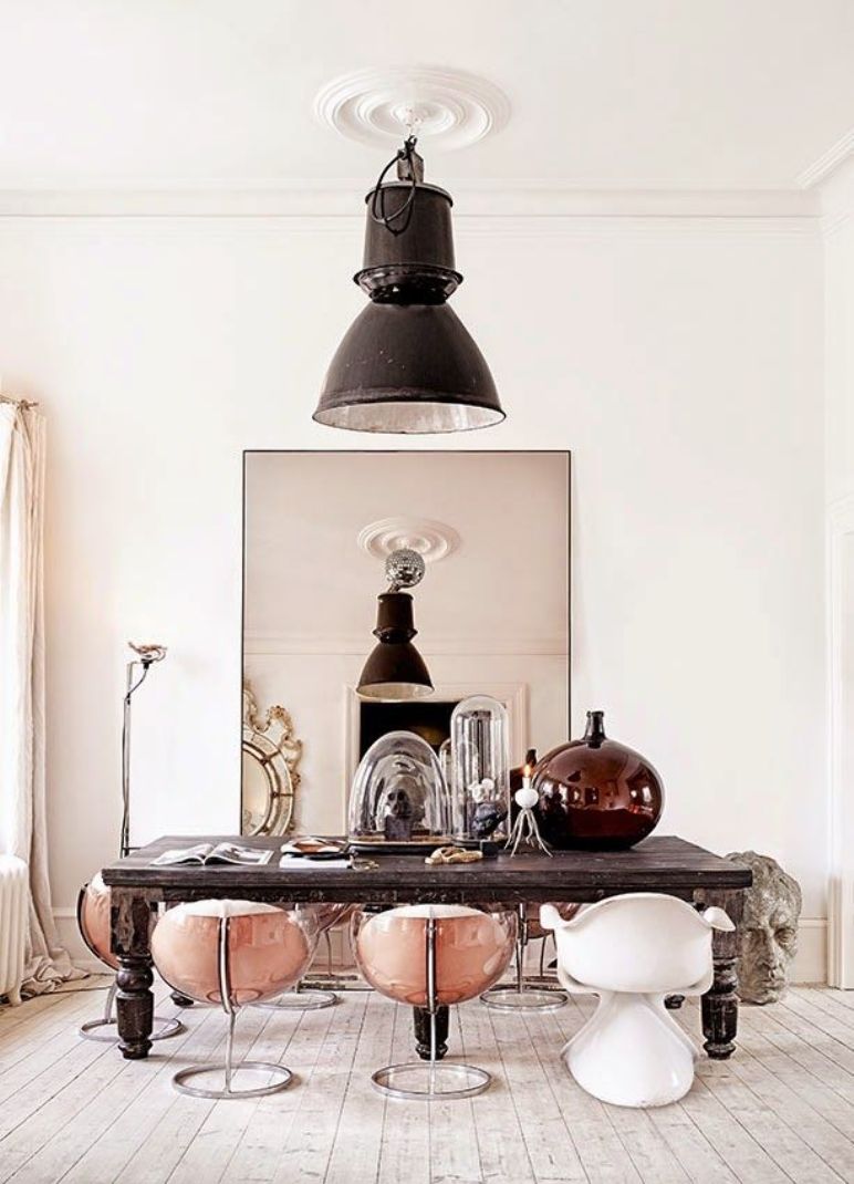 Cómo decorar un comedor con una mesa de madera contundente