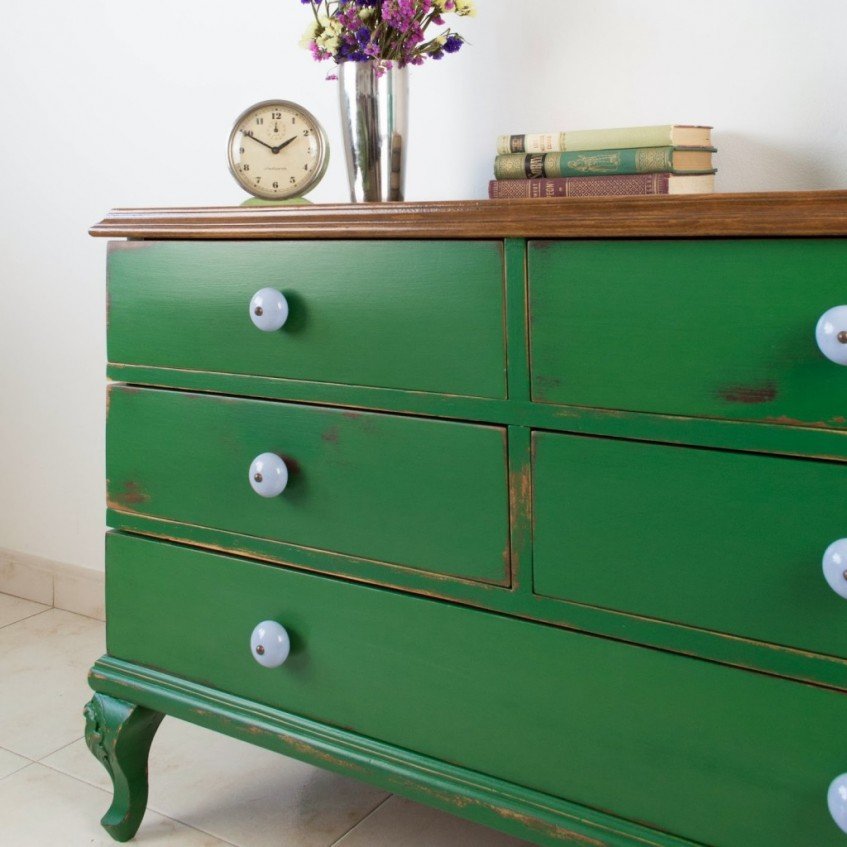 Técnica del decapé en una antigua cómoda