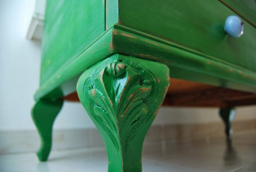 Técnica del decapé en una antigua cómoda