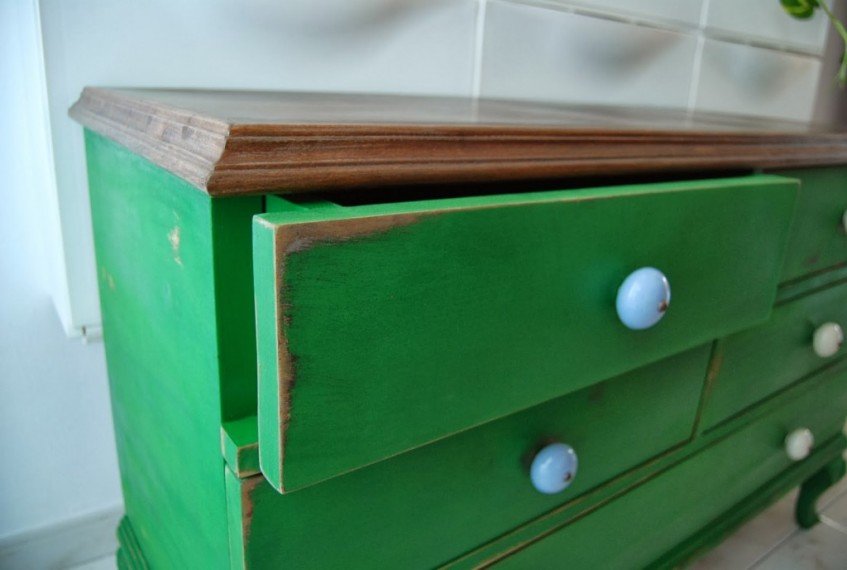 Técnica del decapé en una antigua cómoda