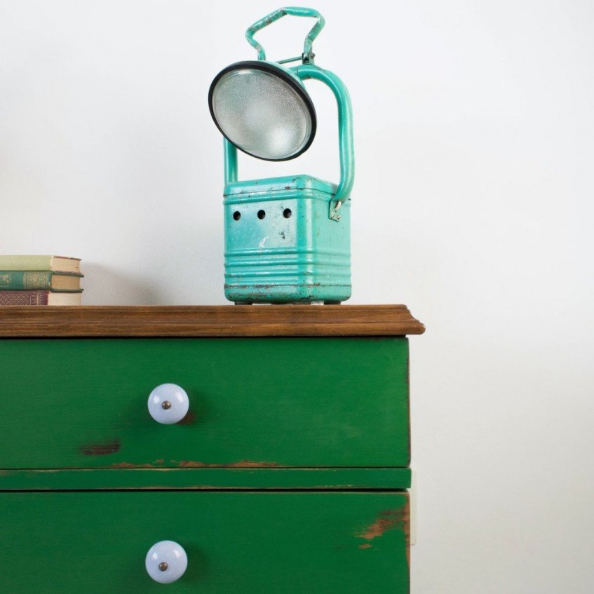 Técnica del decapé en una antigua cómoda