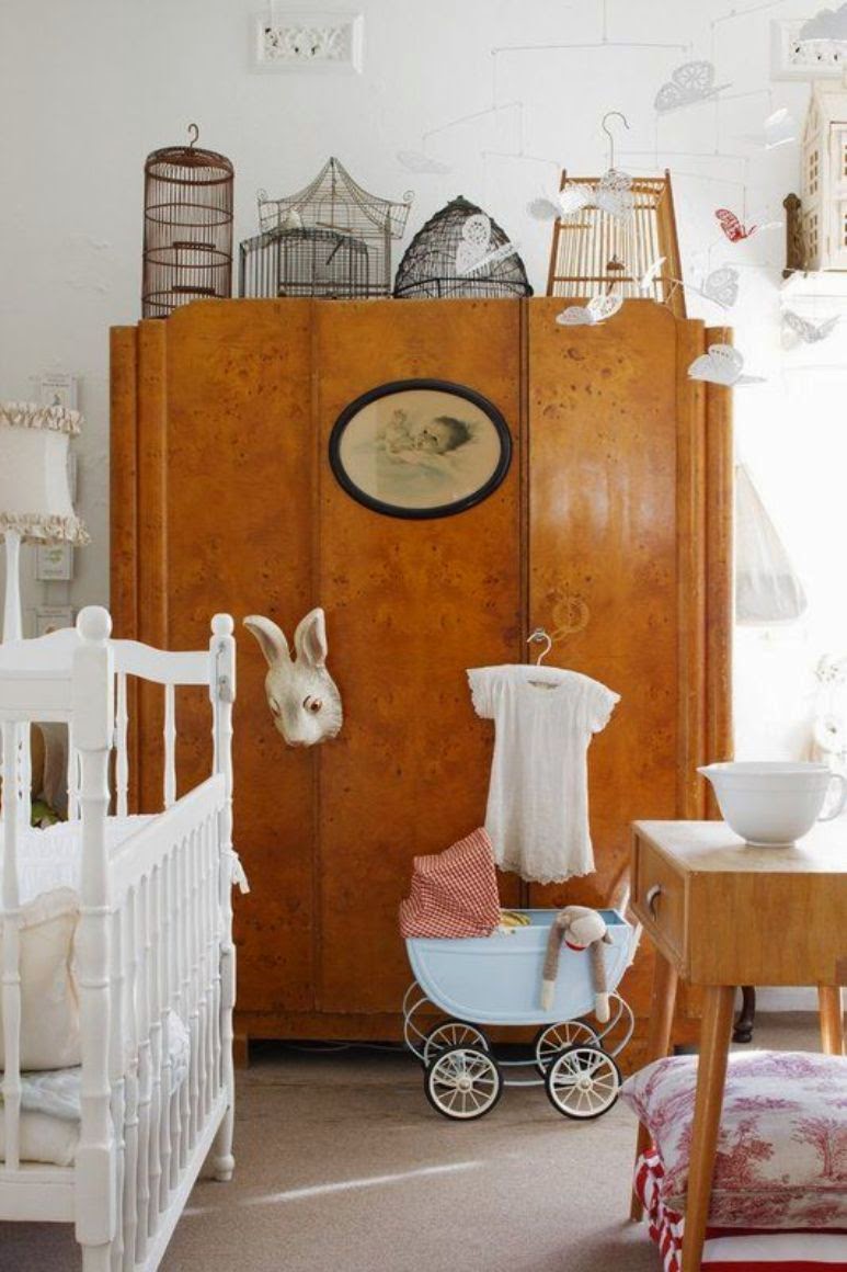 Una habitación infantil ecléctica y vintage