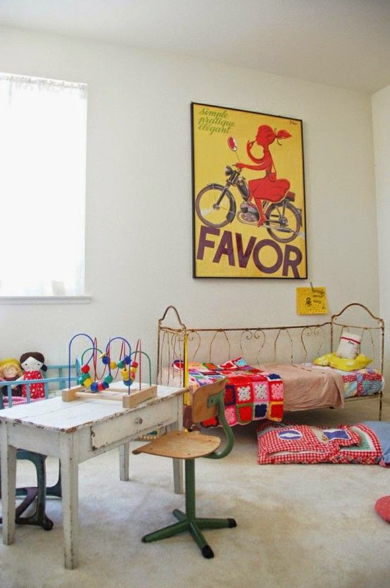 Una habitación infantil ecléctica y vintage