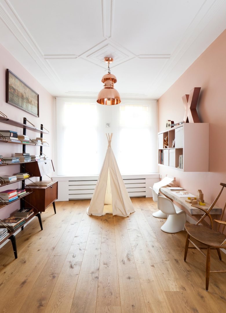 Un apartamento moderno pintado de rosa