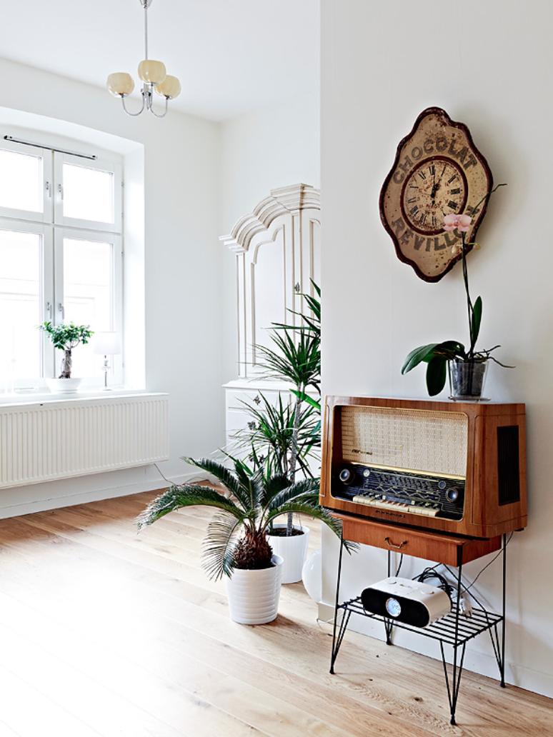 Un apartamento fresco en blanco y madera