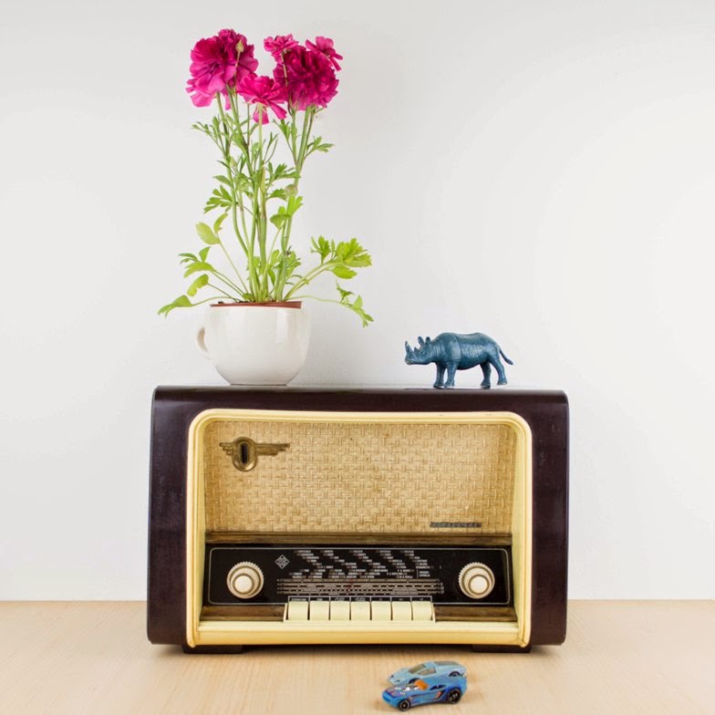 Un apartamento fresco en blanco y madera