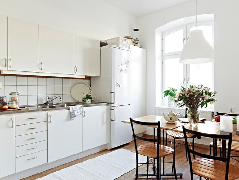 Un apartamento fresco en blanco y madera