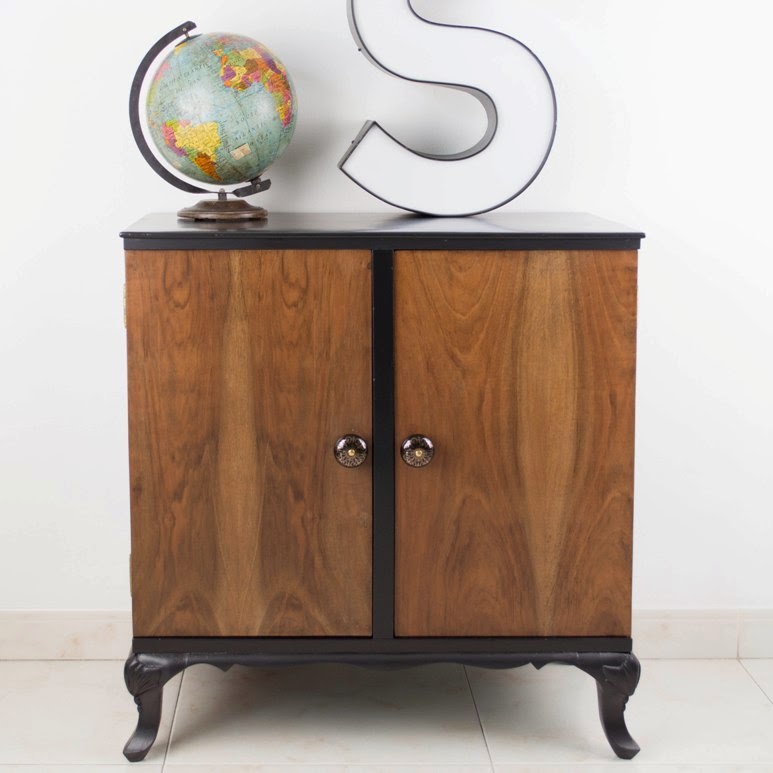 Un apartamento fresco en blanco y madera