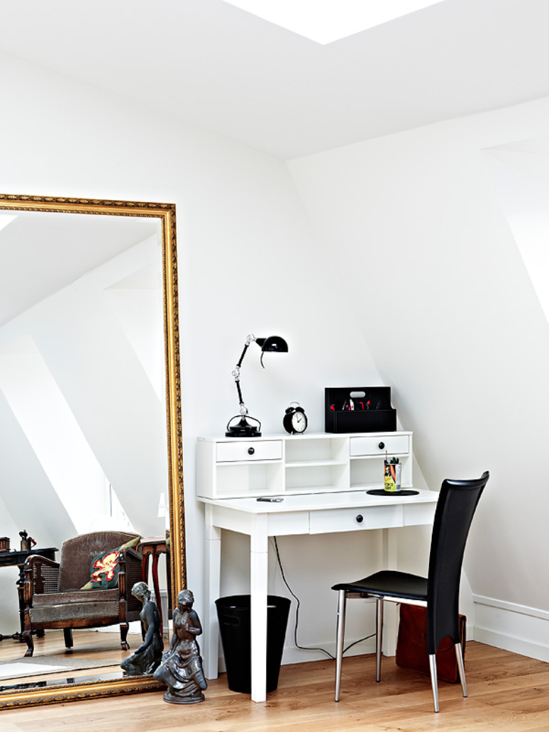 Un apartamento fresco en blanco y madera