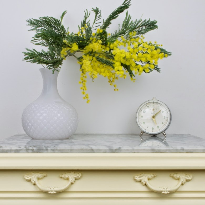 Cómo transformar una mesita de noche con sobre de mármol