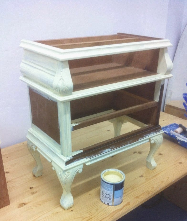 Cómo transformar una mesita de noche con sobre de mármol