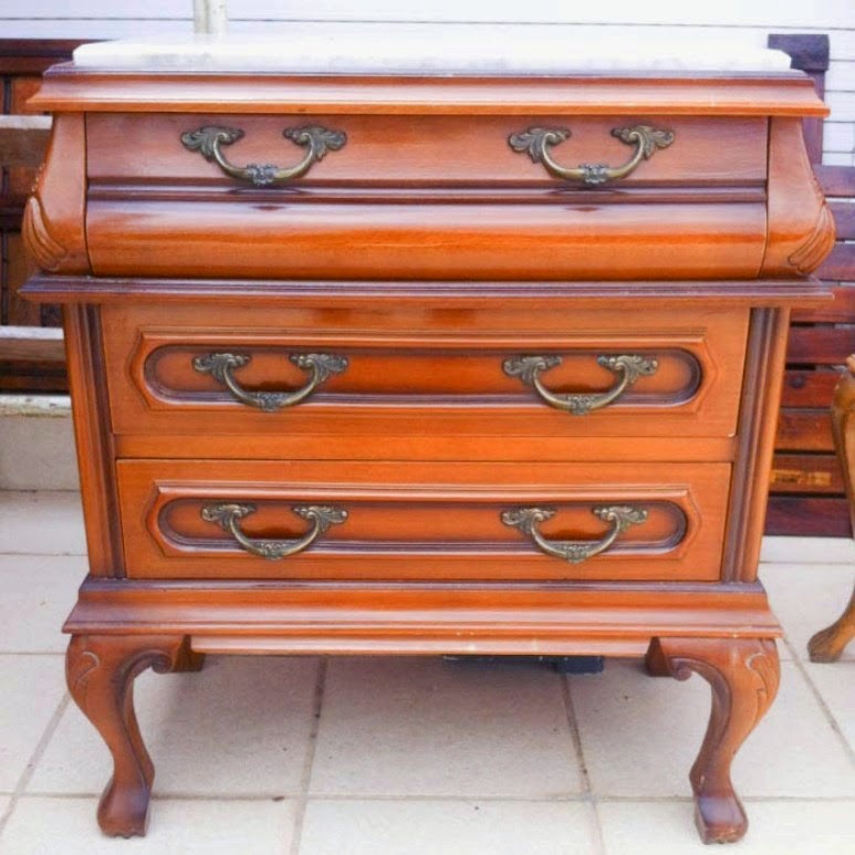 Cómo transformar una mesita de noche con sobre de mármol