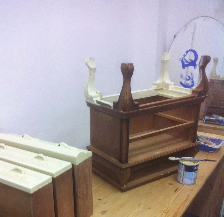 Cómo transformar una mesita de noche con sobre de mármol