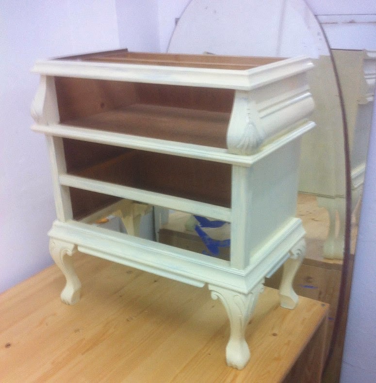 Cómo transformar una mesita de noche con sobre de mármol