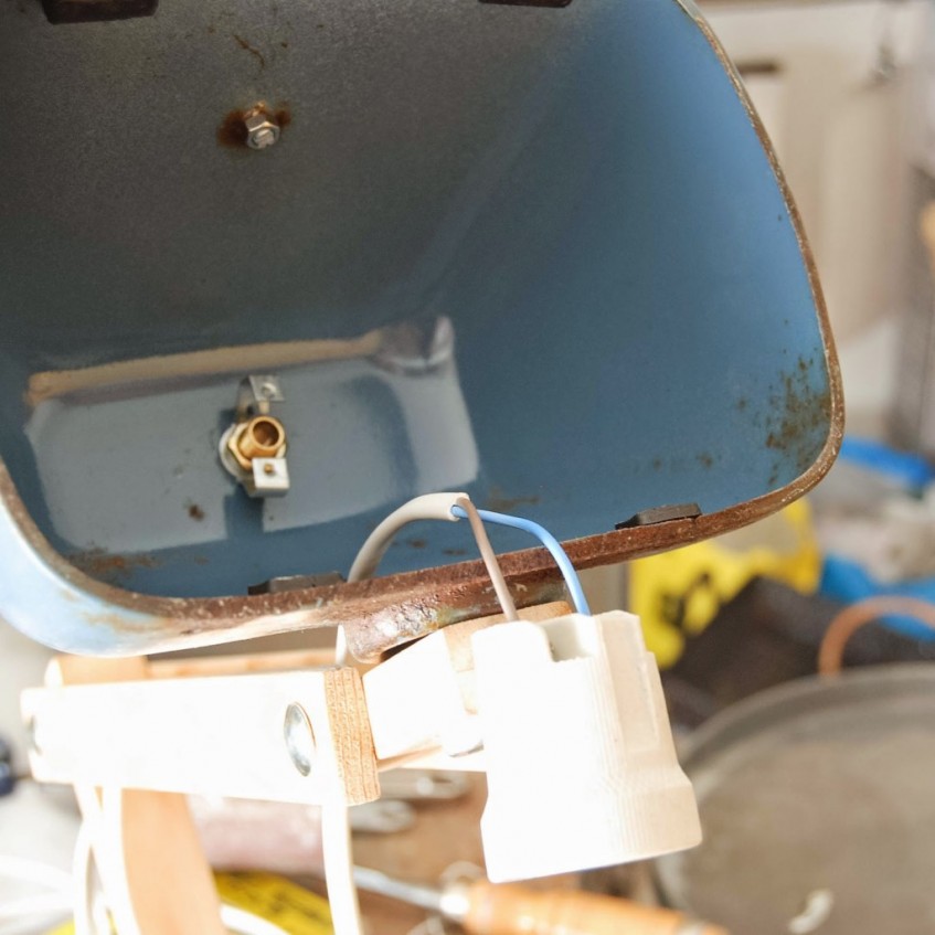 Cómo hacer una lámpara de escritorio con un faro de tractor viejo