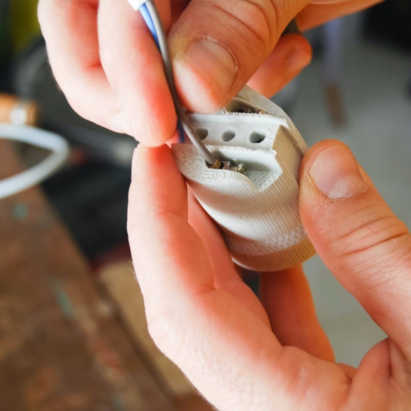 Cómo hacer una lámpara de escritorio con un faro de tractor viejo