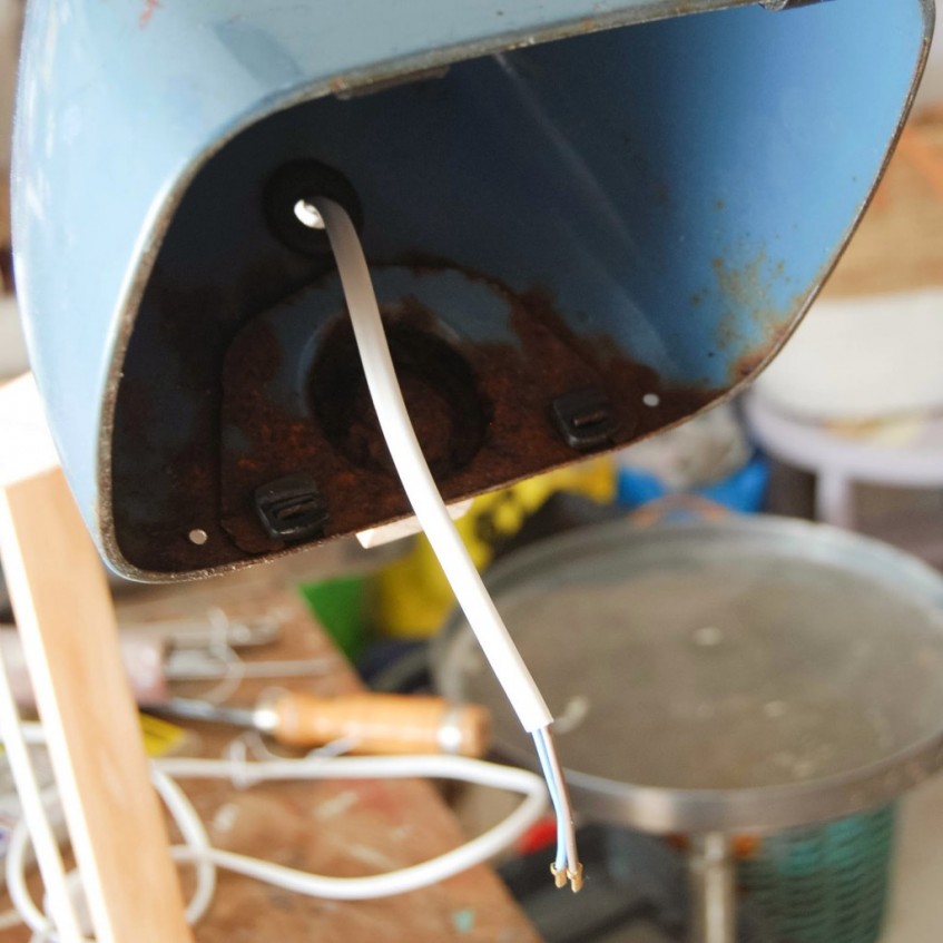 Cómo hacer una lámpara de escritorio con un faro de tractor viejo