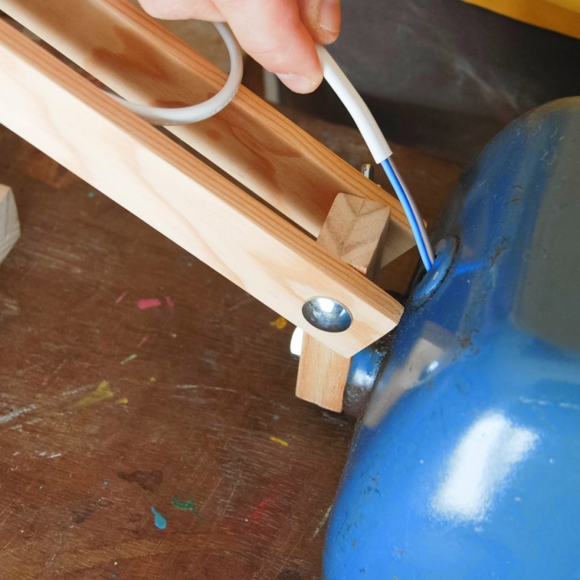 Cómo hacer una lámpara de escritorio con un faro de tractor viejo