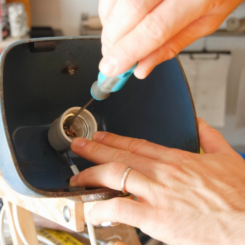 Cómo hacer una lámpara de escritorio con un faro de tractor viejo