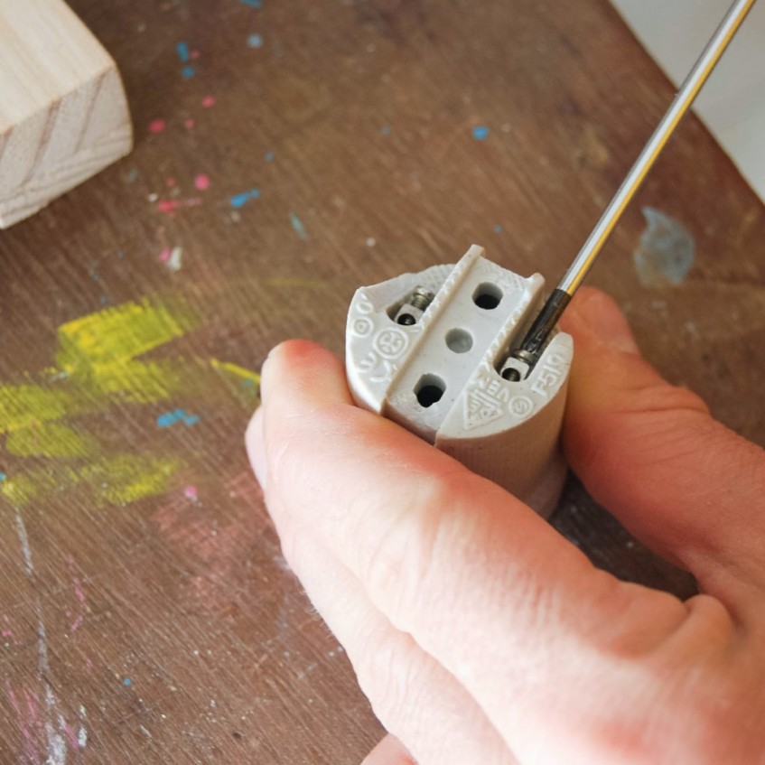 Cómo hacer una lámpara de escritorio con un faro de tractor viejo