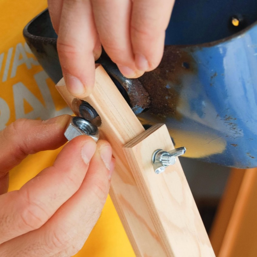 Cómo hacer una lámpara de escritorio con un faro de tractor viejo