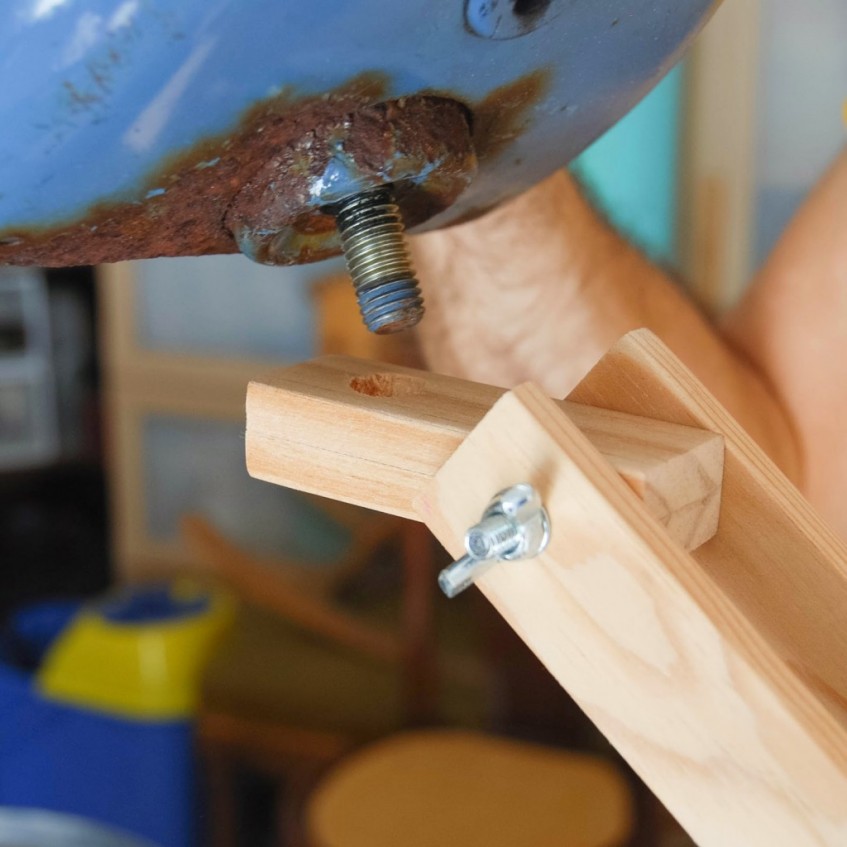 Cómo hacer una lámpara de escritorio con un faro de tractor viejo