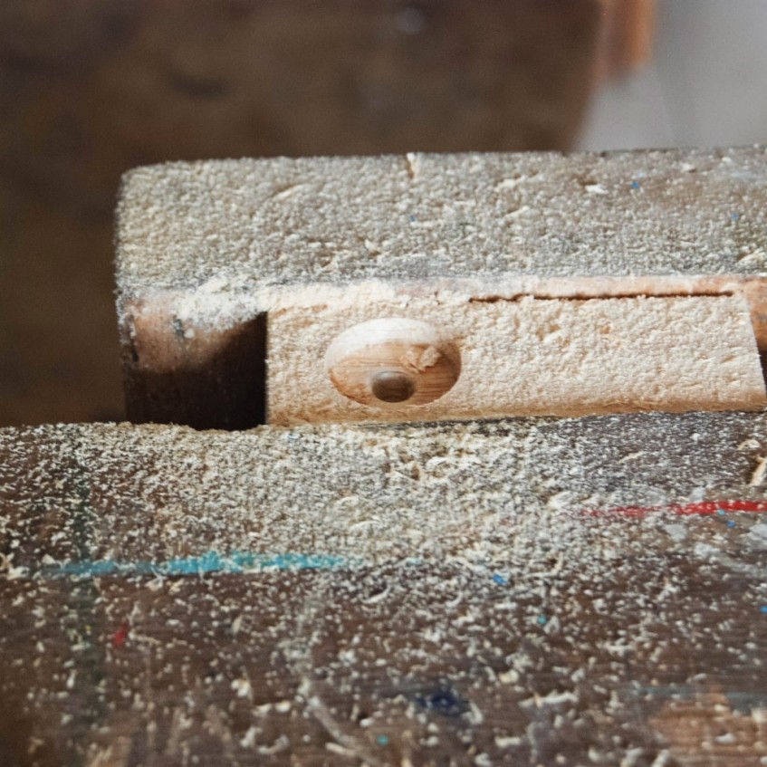 Cómo hacer una lámpara de escritorio con un faro de tractor viejo