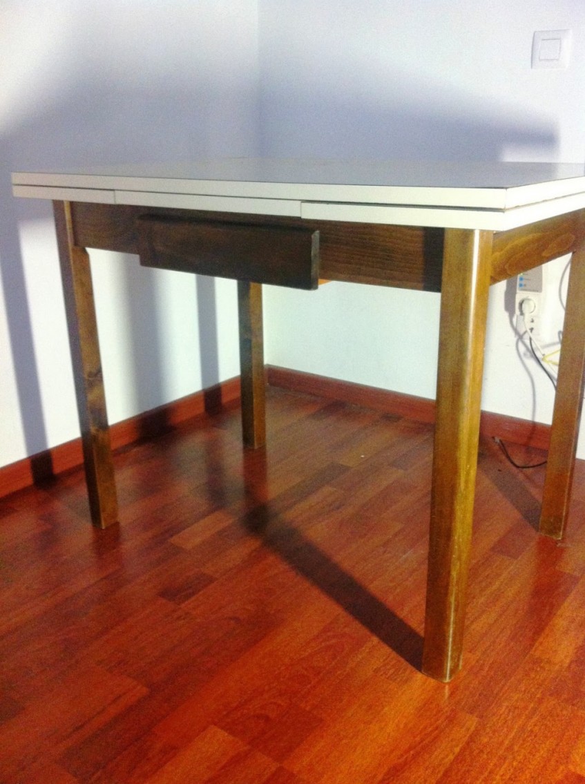 Cómo sacar provecho de una antigua mesa de cocina de los años 70