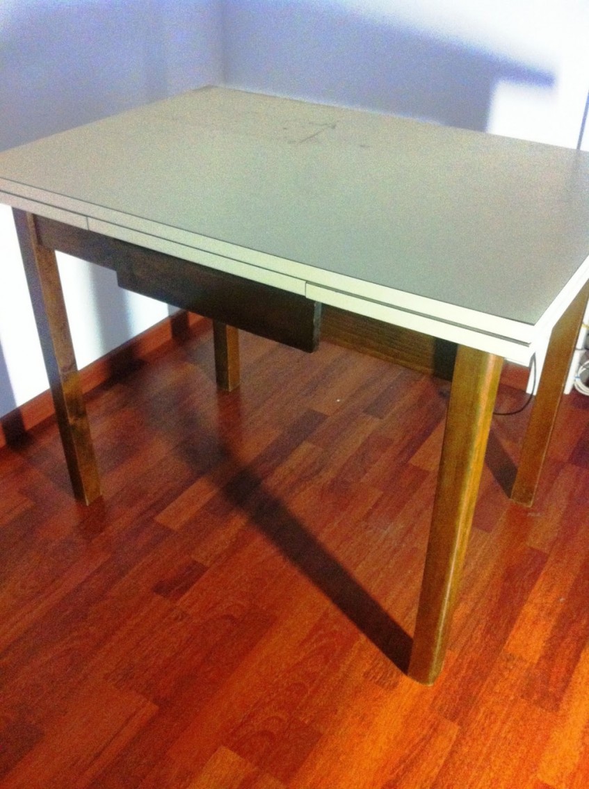 Cómo sacar provecho de una antigua mesa de cocina de los años 70